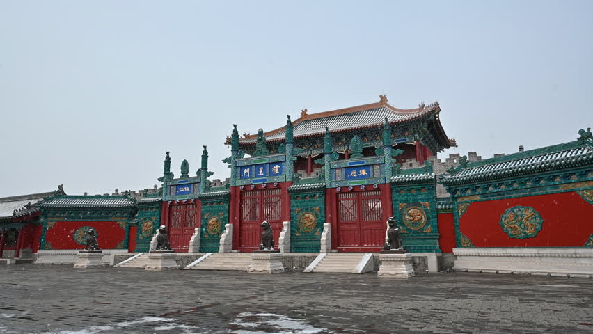 山西大同仿古建筑代王府极星门冬季下雪4k常规视频